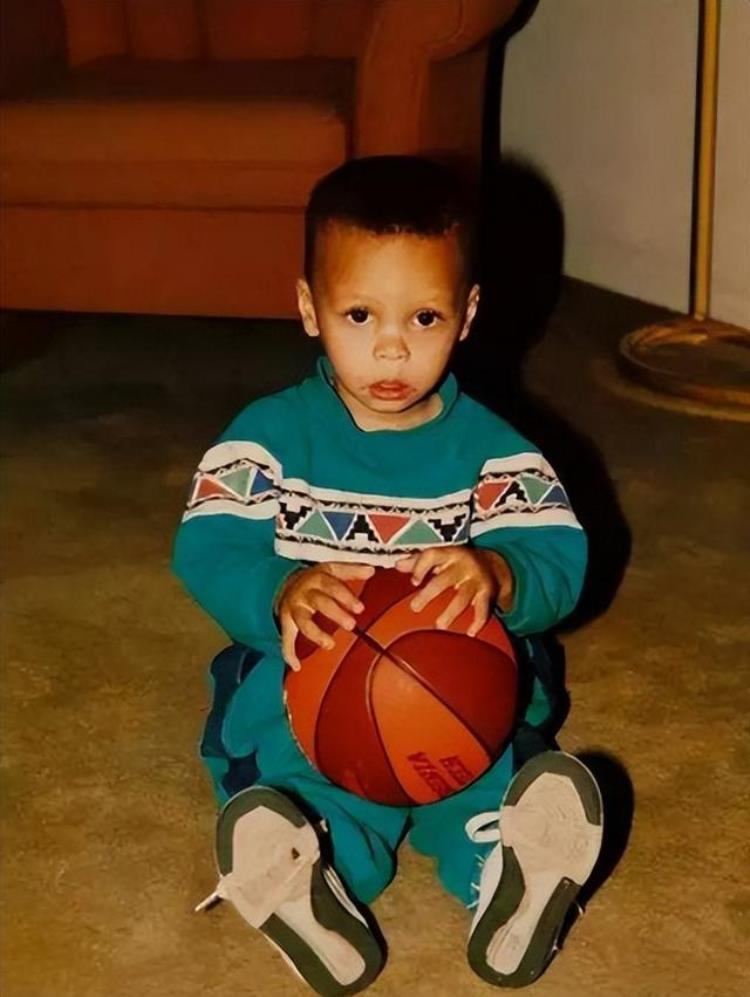 NBA球星童年照「NBA球星童年照啥样姚明没变库里很萌杜兰特气质拿捏到位」