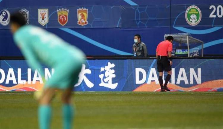 中国裁判马宁制造分裂国内执法颇受争议亮相世界杯痛打谁的脸