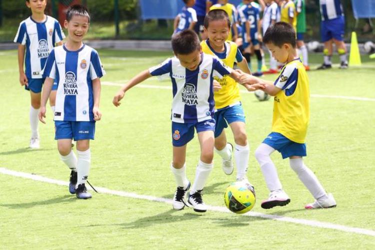 欧洲足球青训从几岁开始「中国足球少年对比欧洲孩子如何西班牙人队青训教练给出答案」