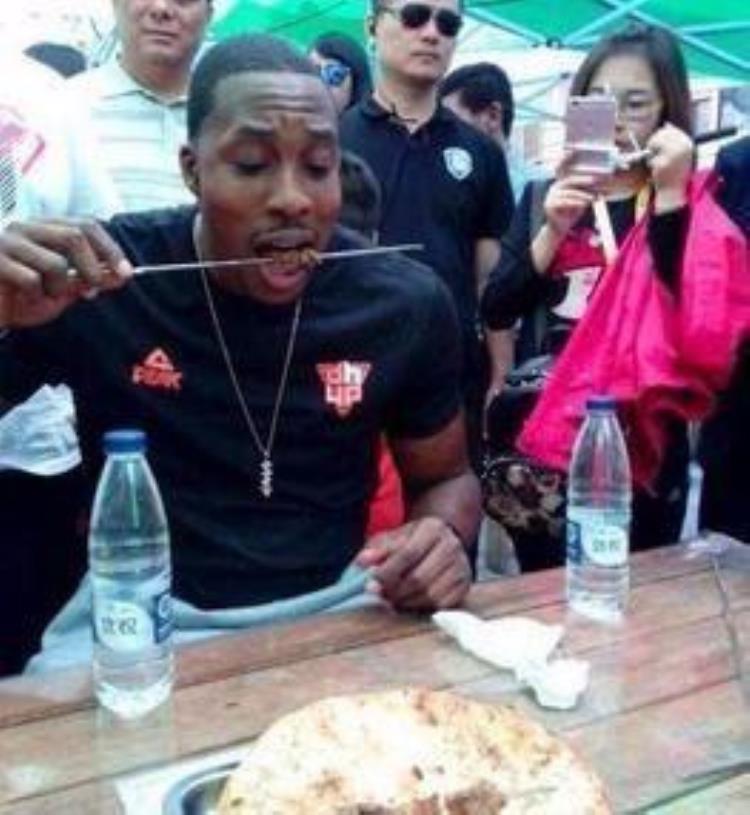 一人吃完9桶泡面又一位球员被中国美食俘获泡面是NBA球员最爱