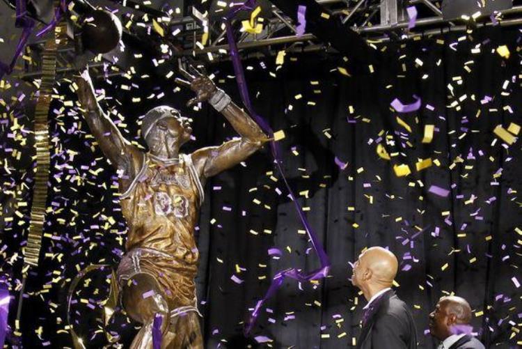 10位在球馆外拥有雕像的nba球员每个人都是一个时代吗「10位在球馆外拥有雕像的NBA球员每个人都是一个时代」