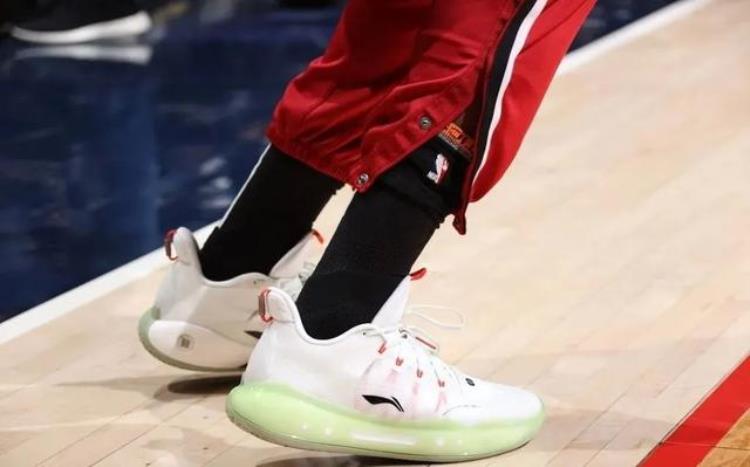 哈雷尔穿的篮球鞋「NBA球员上脚哈雷尔和塔克穿狠鞋3大国产品牌的球鞋都有」