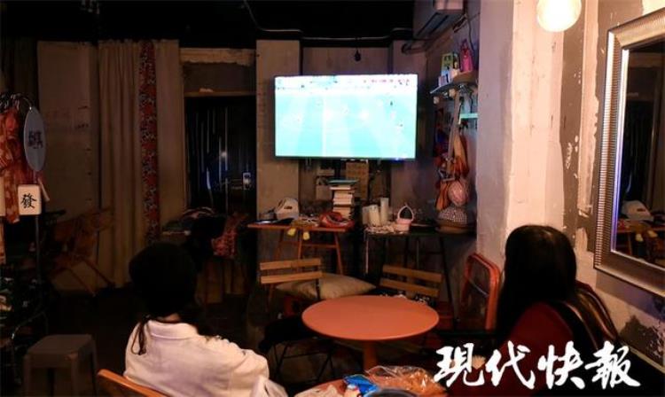 女孩 足球「女性专场看球南京这支业余女足汇聚起爱足球的她们」