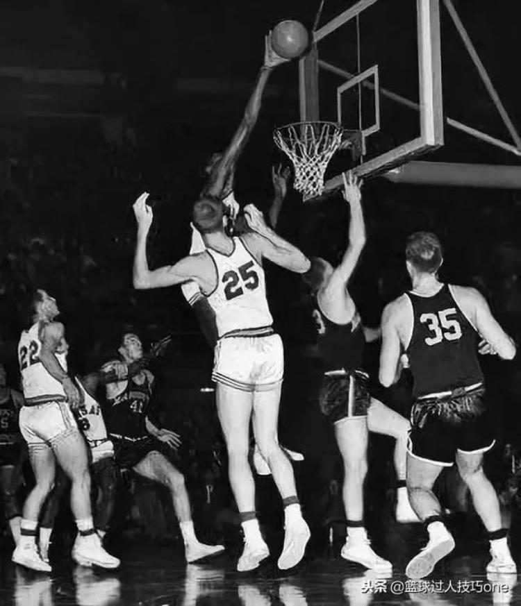 霍华德能摸到篮板上沿吗「NBA历史有2人能摸篮板上沿麦基拉塞尔自称能摸霍华德还差14cm」