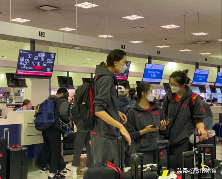 载誉归来!中国女篮乘南航专机从悉尼回国,值机被澳洲工作人员追星