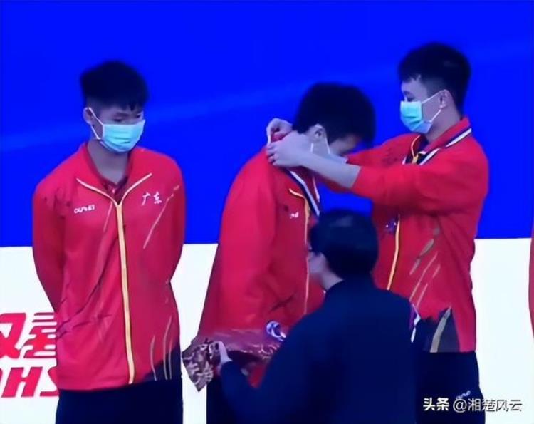 上海队夺得男团冠军林高远独得2分遗憾夺银与周启豪互戴奖牌