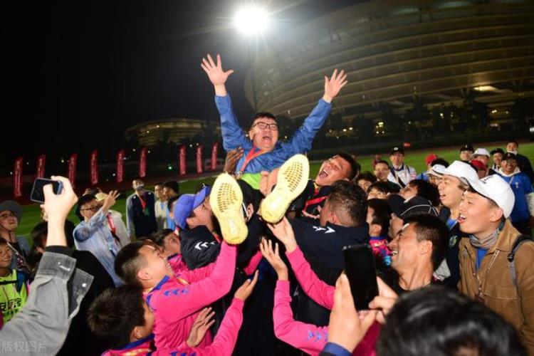 董路继徐根宝之后的又一位中国足球青训教父正在诞生