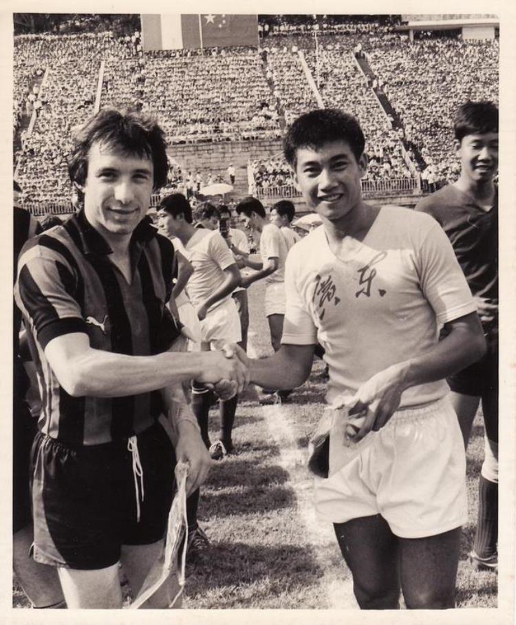 职业化之前的中国足球「早在专业化体制年代这些国际足球巨星就曾经来到中国访问比赛」