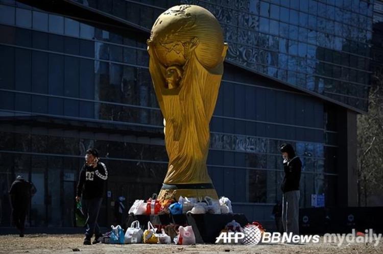 讽刺中国4米高的世界杯奖杯模型沦为接收外卖的地方