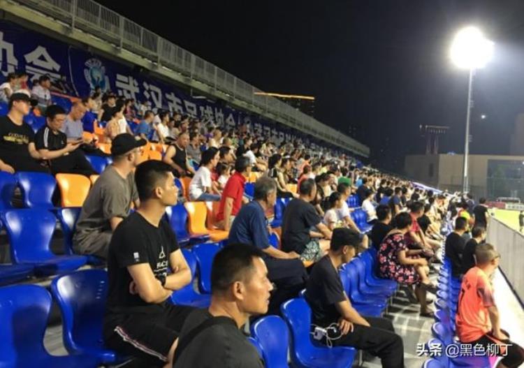 昨晚中国足球对韩国「12中国足球时隔34天再输韩国球迷场边撕心裂肺喊进一个」