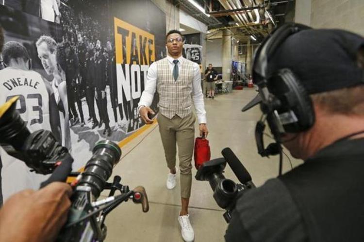 nba场边男星穿搭「NBA球星场外穿搭赛男模连手里拿的小包都有大名堂」