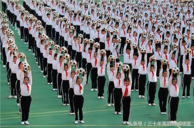 中国足球那些事儿「前央视名嘴揭开中国足球乱象学生拿足球跳舞一队输一百多个球」