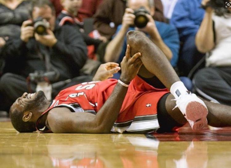 NBA10大受伤镜头利文斯顿受伤遭禁播姚明恩师被重拳打出脑浆