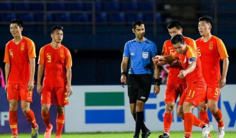 中国足球传来噩耗「一夜之间中国足球连迎两个坏消息中国球迷从沮丧到陷入绝望」