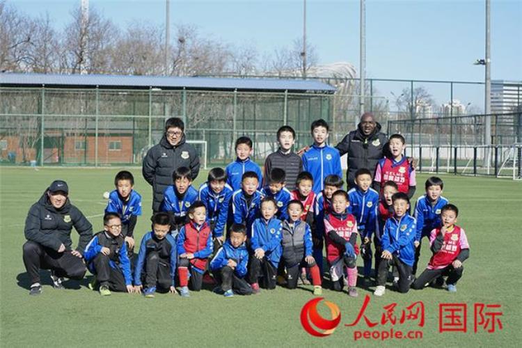 苏丹足球教练李卡德陪中国孩子寻梦绿茵