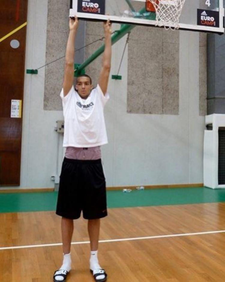 奇了NBA球员们异于常人的身体特征他不用跳就能盖帽