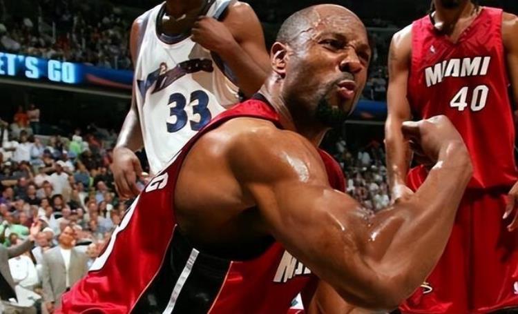 nba现役最硬的中锋「为何NBA现役中锋那么软对比90年代中锋肌肉你就明白」