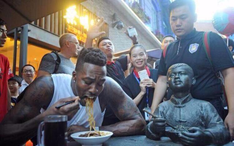 一人吃完9桶泡面又一位球员被中国美食俘获泡面是NBA球员最爱