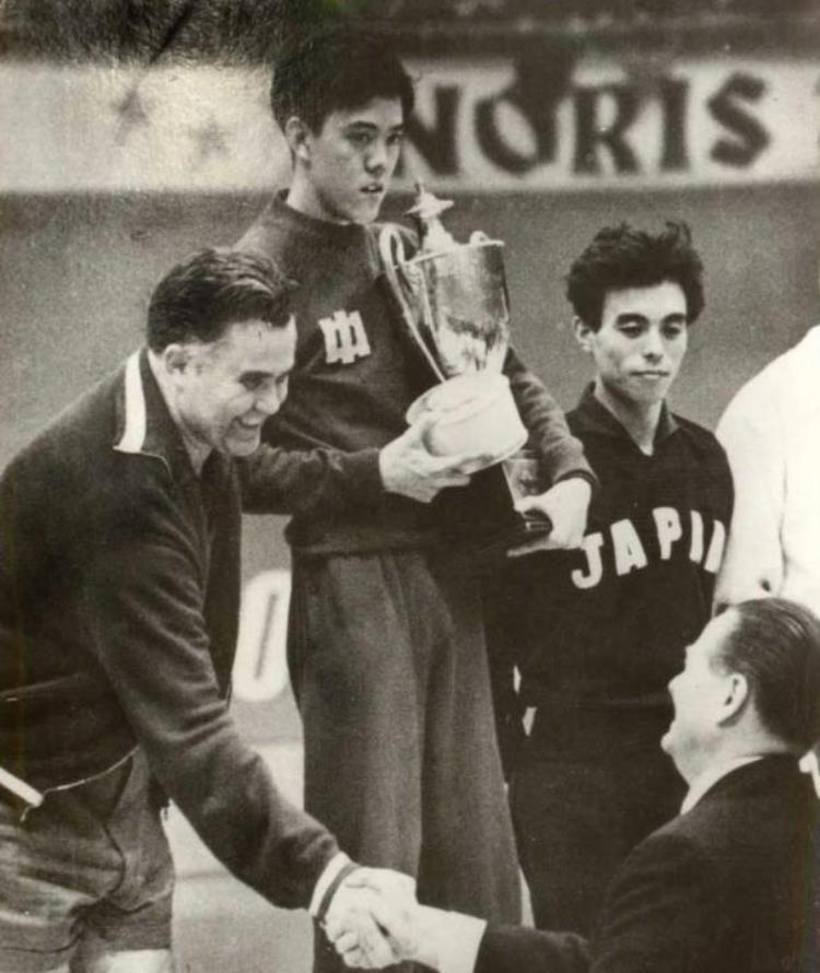 1959年容国团夺得世乒赛冠军庆功宴上周总理说道小珍你过来