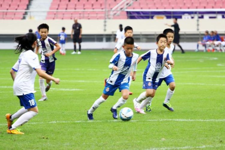 欧洲足球青训从几岁开始「中国足球少年对比欧洲孩子如何西班牙人队青训教练给出答案」