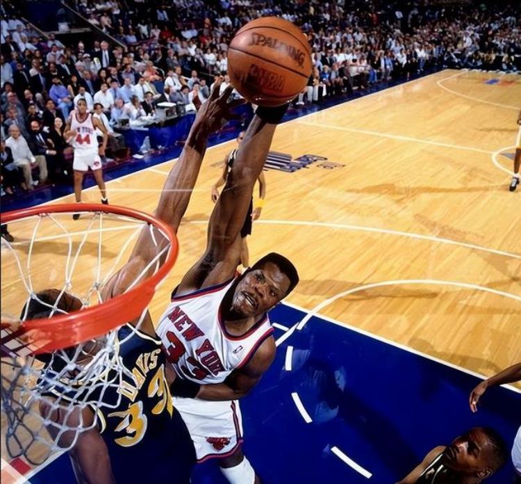 nba现役最硬的中锋「为何NBA现役中锋那么软对比90年代中锋肌肉你就明白」