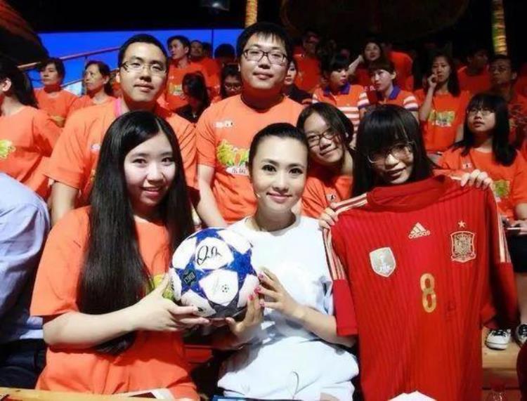 王曦梁中国第一足球女主播