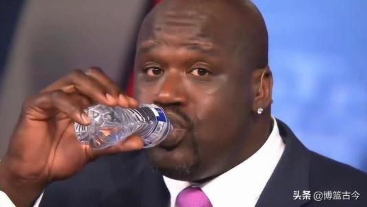 奥尼尔喝水像口服液动图「NBA巨人们的生活照奥尼尔喝水像口服液博班用手臂当自拍杆」