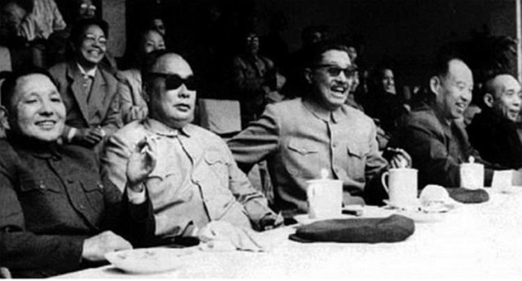 1960年中国足球开始走下坡路贺龙下令解散国足到部队整顿作风