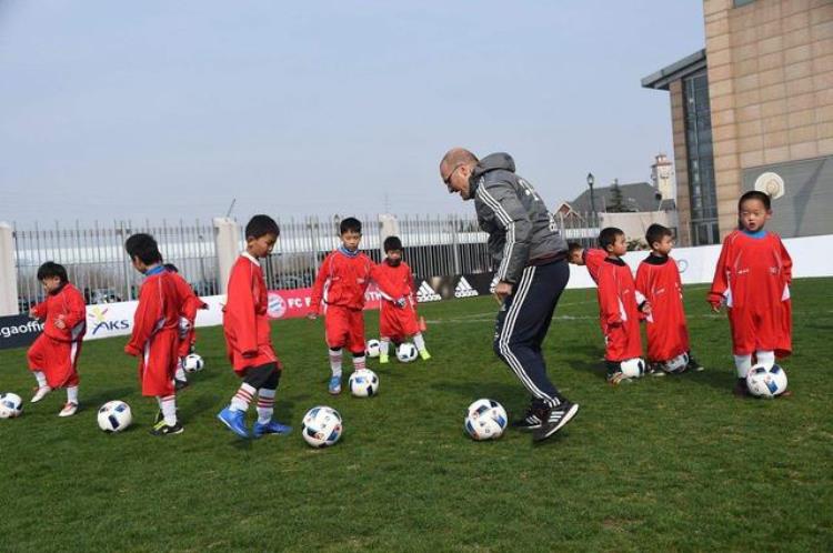 中国足球开始重视青训「中国足球的根基是青训但是还有跟青训一样重要的事情要做」