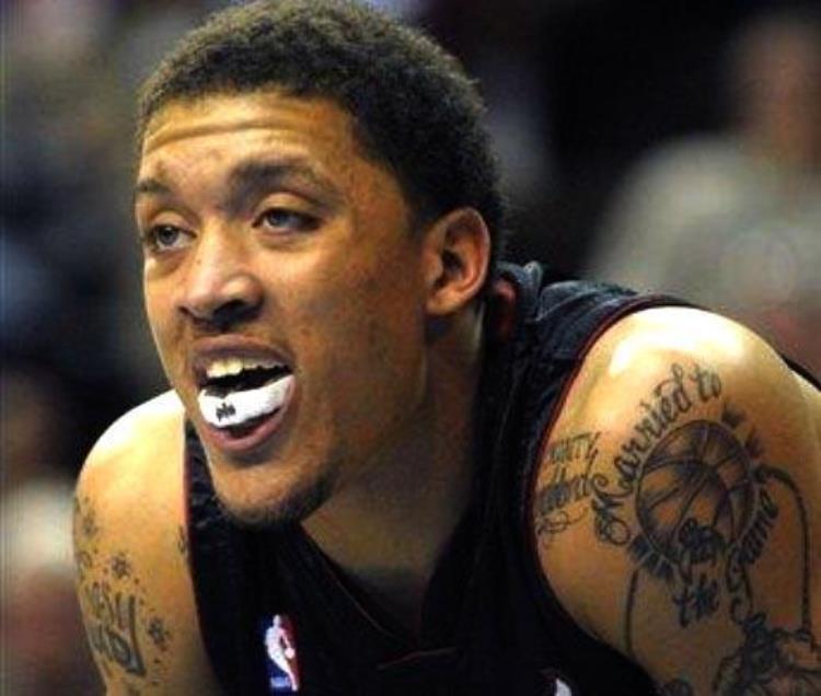 NBA球员戴牙套「NBA球员带牙套的个性杜兰特像吃口香糖库里靠牙套卖萌」