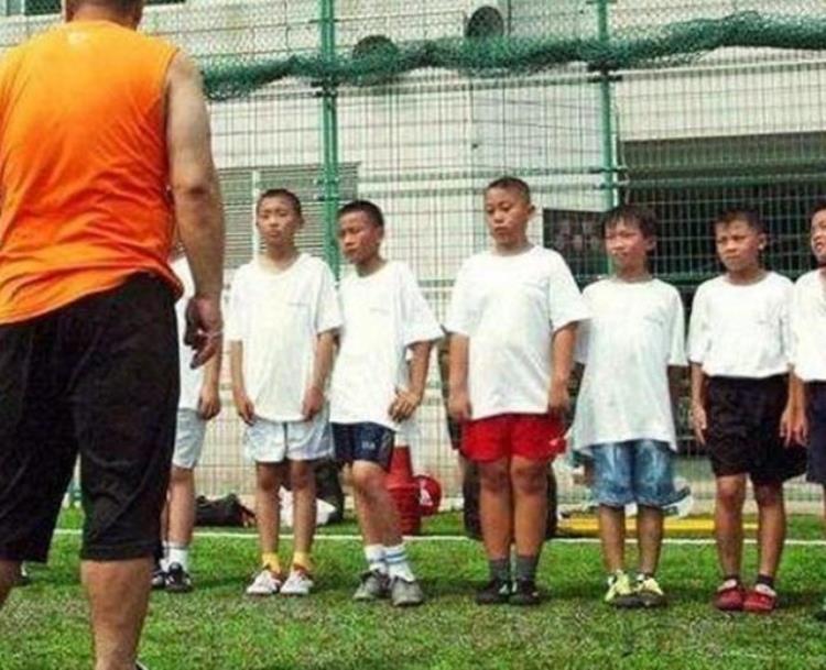 周了了 足球神童「足球神童周了了6岁被米卢教练看中被赞未来之星现泯然众人」