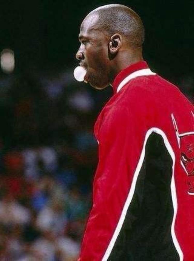 以前NBA比赛中嚼口香糖是一种潮流为何现在不行了