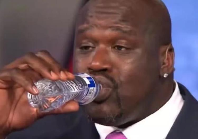 篮球运动员奥尼尔喝水「NBA球星都如何喝水奥尼尔矿泉水当口服液伊巴卡拿桶喝」