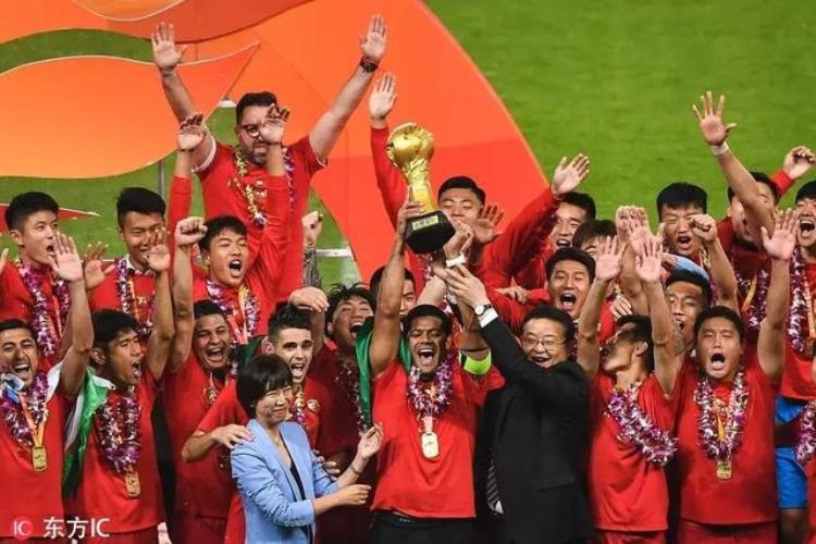 上港夺冠给了迷茫中的中国足球一道光