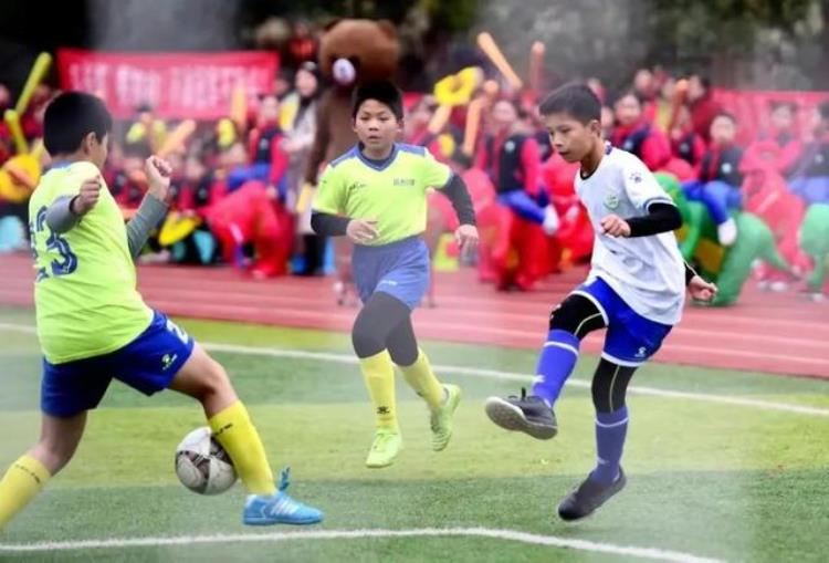 中国孩子踢足球有出路吗「别骂国足了普及度太低是根源家长们你愿意让孩子去踢球吗」