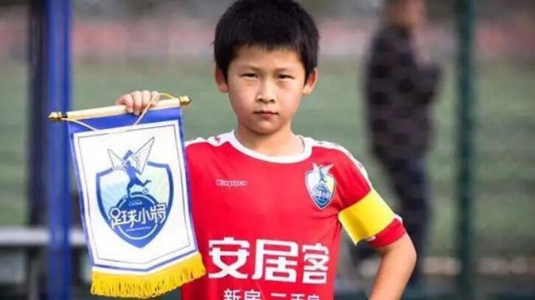 中国足球小将队长姜景祺加盟德甲梯队董路详解为何选择16号球衣