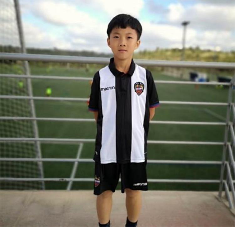 中国足球的希望9岁成都少年加盟西甲莱万特中国足球的唯一