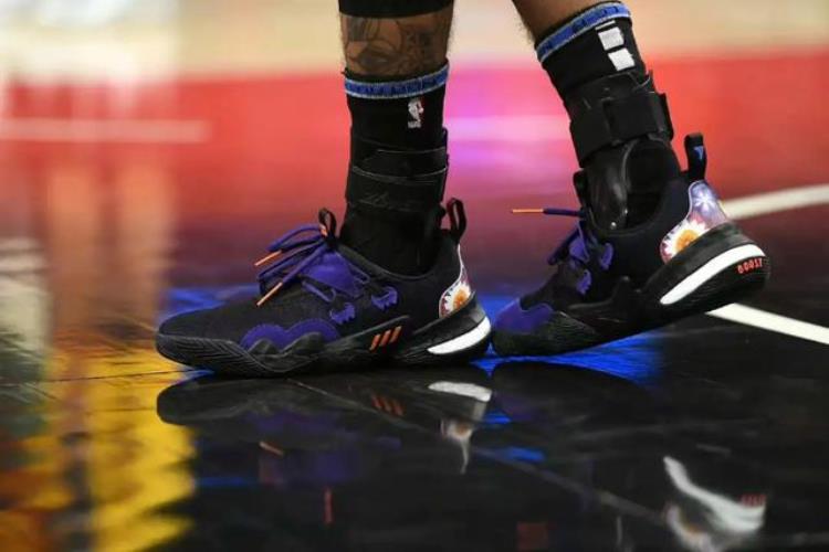 nike篮球鞋欧文系列「NBA球员上脚欧文穿鸳鸯球鞋CJ1虎年配色太帅了」