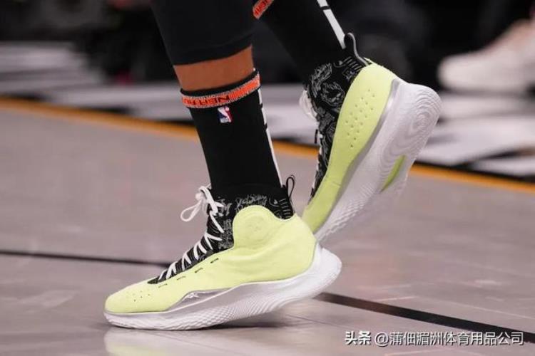 库里第一双篮球鞋「斯蒂芬库里在勇士队的比赛中首次亮相两款新鞋」