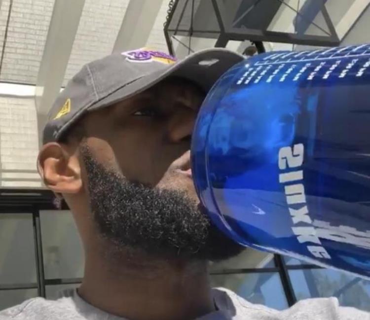 篮球运动员奥尼尔喝水「NBA球星都如何喝水奥尼尔矿泉水当口服液伊巴卡拿桶喝」