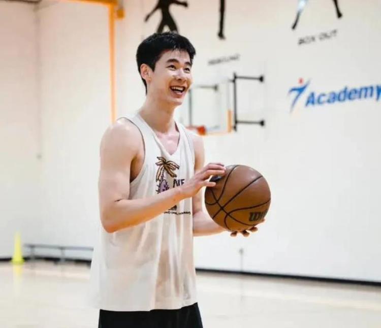 中国男篮再传喜讯22岁小将正式试训湖人未来有望联手詹皇浓眉