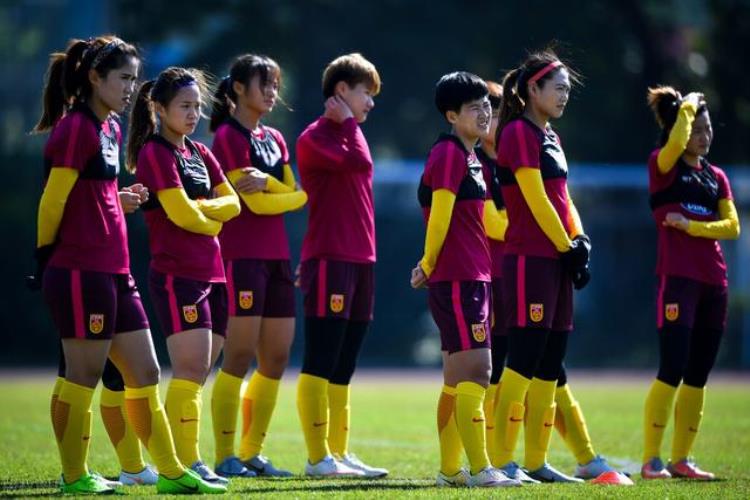 中国男足和中国女足打一场谁会赢「中国女足逆转夺冠同为中国足球男足女足对比差距扎心」