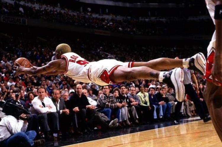 NBA五大非人类瞬间罗德曼飞身救球奥尼尔背人扣篮