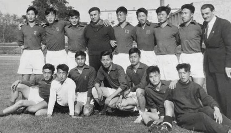 1960年中国足球开始走下坡路贺龙下令解散国足到部队整顿作风