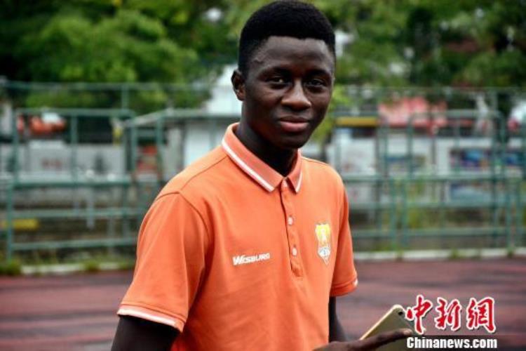非洲青年留学中国以球会友踢出感情
