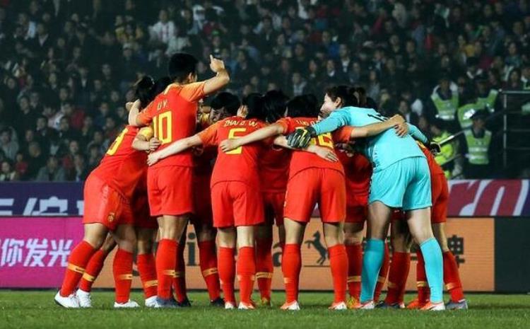 中国女足战胜巴西夺冠「42夺冠中国女足击败巴西队感人一幕球员抱在一起疯狂庆祝」