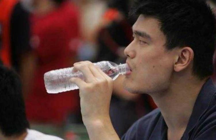 NBA球星都如何喝水奥尼尔矿泉水当口服液伊巴卡拿桶喝