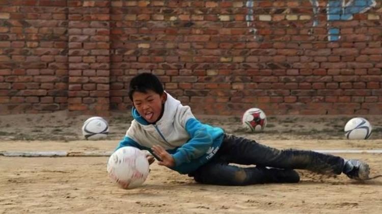 从泥土地到人造草坪中国足球场变迁史