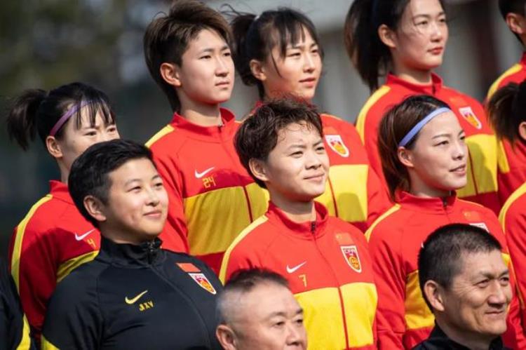 中国男足为中国女足加油我们的女足姑娘们加油
