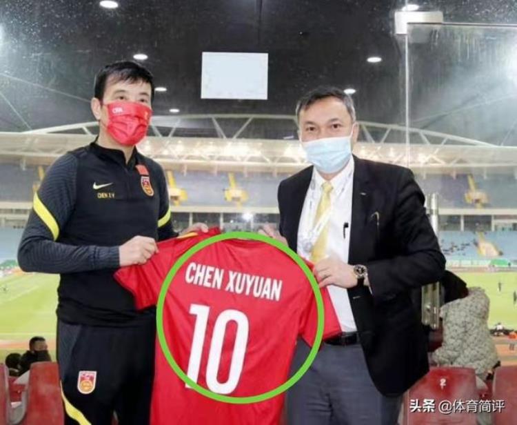 讽刺国足13越南队赛前足协主席陈戌源获赠1件越南队10号球衣